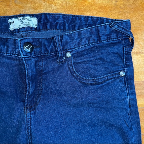 FREE PEOPLE Skinny Leg, Dark Blue Wash Jeans - Size 30 - Picture 4 of 12